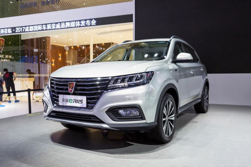 全新榮威950、榮威e950定義“高級轎車” 成都車展亮相售價16.88萬起 互聯網汽車上市一周年 系統升級帶來顛覆式進化